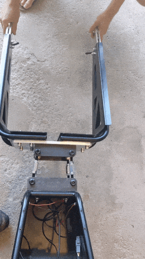 An animated gif of the Pasq ADV1 trapezoid hinge.