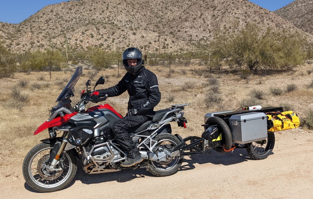 Single-wheel motorcycle trailer pulled by a BMW R1250GS - Pasq ADV1